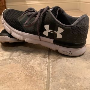 Men’s 9.5 Under Amour runners